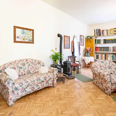 Nestled Romance, Buda's Hilltop Heaven Apartamento