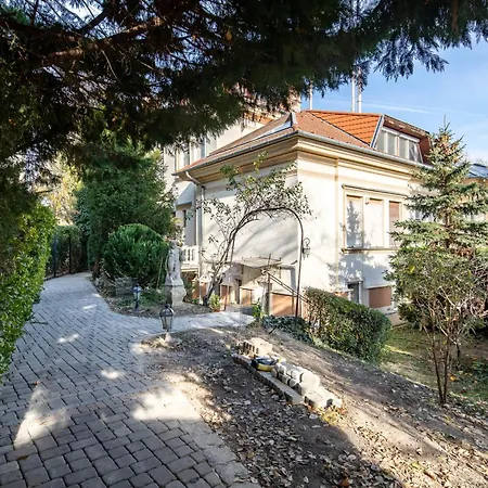Apartamento Nestled Romance, Buda's Hilltop Heaven Budapeste