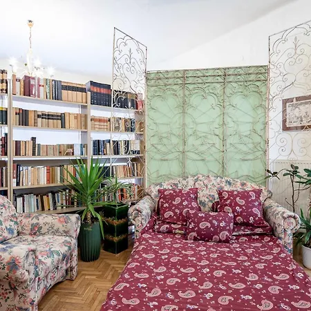 Nestled Romance, Buda's Hilltop Heaven Apartamento *