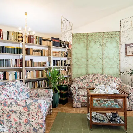 Nestled Romance, Buda's Hilltop Heaven Apartamento *