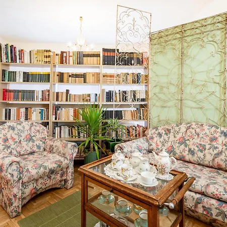 Apartamento Nestled Romance, Buda's Hilltop Heaven *