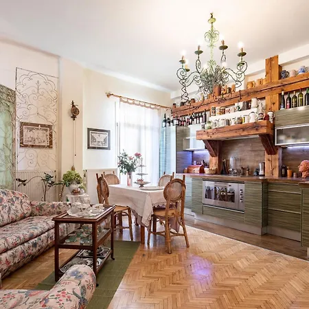 Nestled Romance, Buda's Hilltop Heaven Apartamento *
