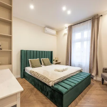 Deluxe Center T6 With Balcony *