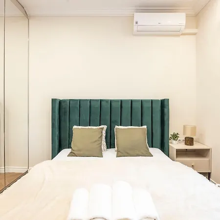 Deluxe Center T6 With Balcony Apartment
