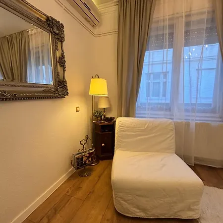 Exclusive Antique Next To The Fashion Street Apartment