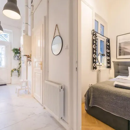 Sunny Penthouse At The Boulevard Apartment Budapest