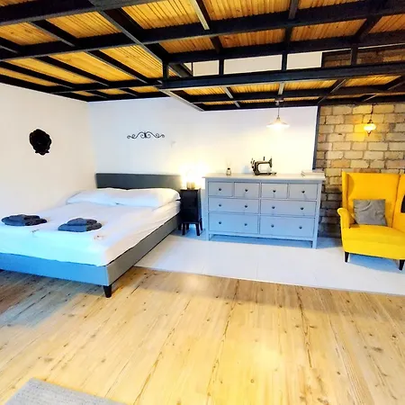 Mooki Rumbach Budapest