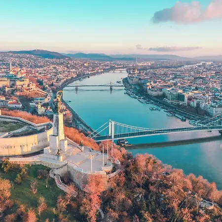 Apartment Vibrant 3 Bedroom In The Pulsing Heart Of Budapest