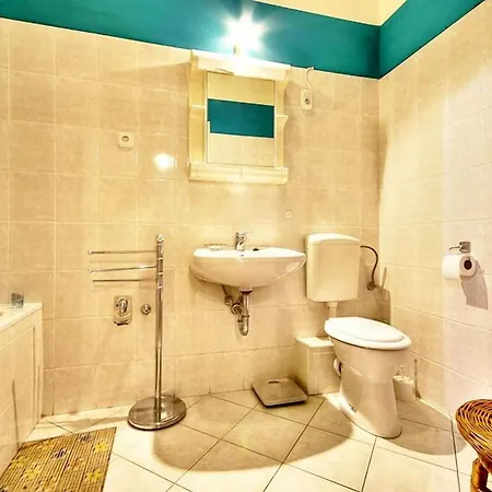 Apartment Vibrant 3 Bedroom In The Pulsing Heart Of Budapest