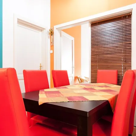 Apartment Vibrant 3 Bedroom In The Pulsing Heart Of