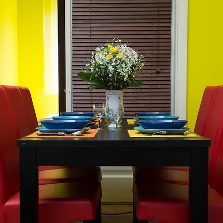 Vibrant 3 Bedroom In The Pulsing Heart Of Apartment *