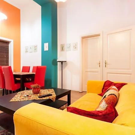 Apartment Vibrant 3 Bedroom In The Pulsing Heart Of