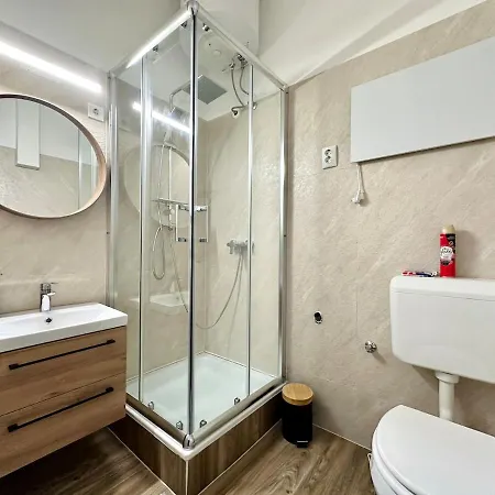 Ati's - Downtown 2 Bedroom Apartment