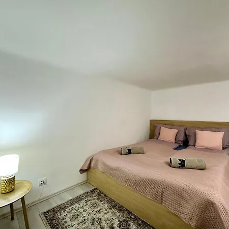 Ati's - Downtown 2 Bedroom Apartment *