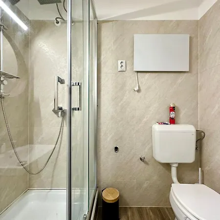 Ati's - Downtown 2 Bedroom *
