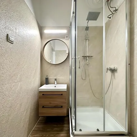Ati's - Downtown 2 Bedroom Apartment *