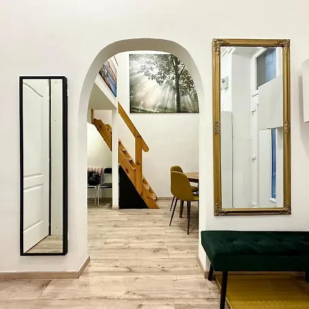 Ati's - Downtown 2 Bedroom Apartment Budapest