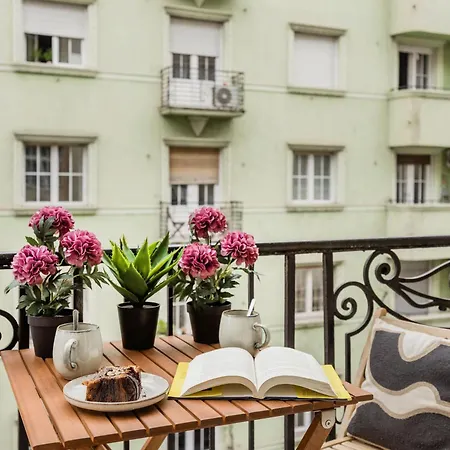Charm In Budapest's Bustling 7th District Βουδαπέστη
