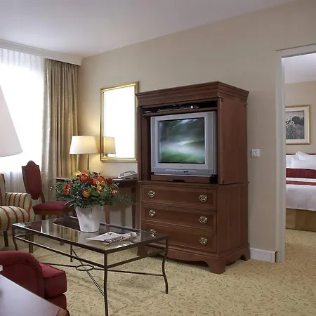 Hotel Millennium Court, - Marriott Executive 4*