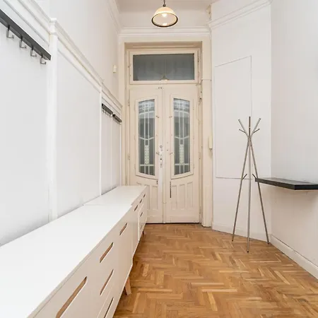 Apartment 3 Bdr Heart Of *