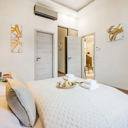 Apartament Stunning 3brm 3bath Julie Balcony & Views *
