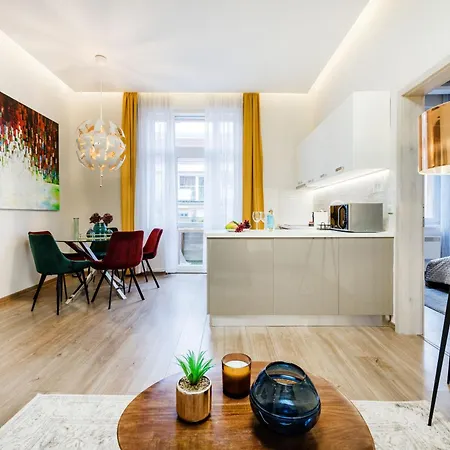 Stunning 3brm 3bath Julie Balcony & Views *