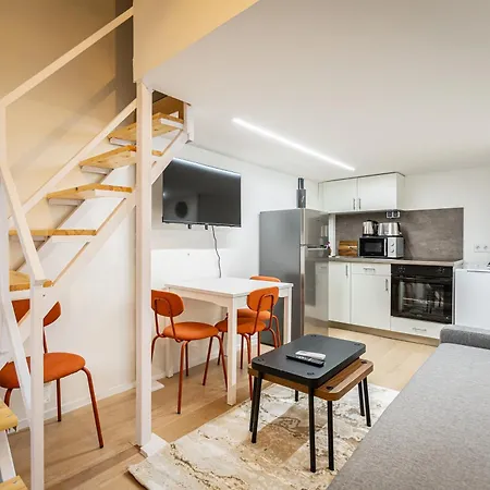 Cute Gallery Flat In Budapest, Autumn Apartment