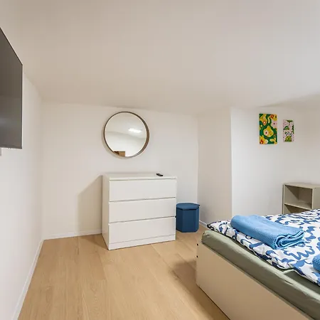 Cute Gallery Flat In Budapest, Autumn Apartment