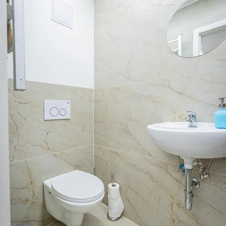 Apartment Cute Gallery Flat In Budapest, Autumn