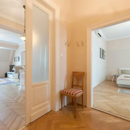 View To The Roofs Luxury With 2 Bedrooms Apartment *