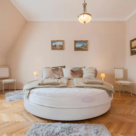 View To The Roofs Luxury With 2 Bedrooms Apartment *