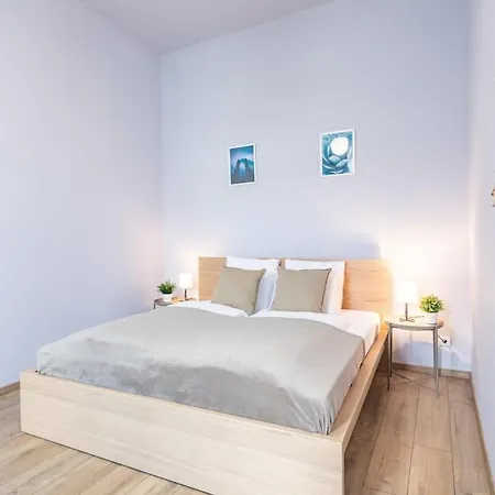 - New - Very Comfy Budapest