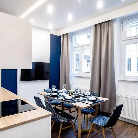 Elegant Design In Vibrant Center Appartement