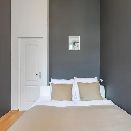- New - Very Comfy Budapest