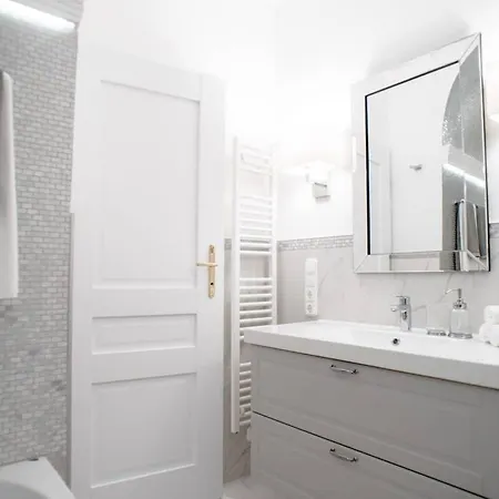 Elegant Design In Vibrant Center Appartement Budapest