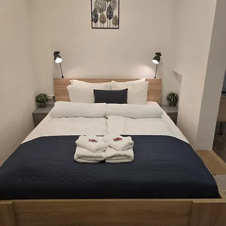 Yan's Place - Next To Gozsdu Gardens