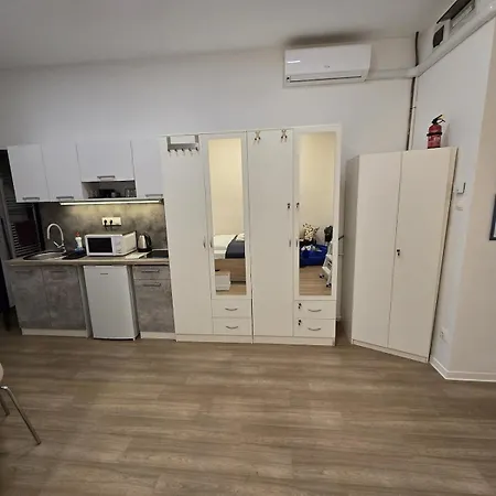 Yan's Place - Next To Gozsdu Gardens *