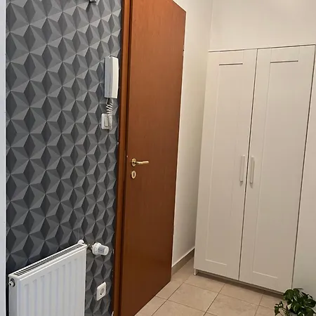 Apartment Center With Optional Garage