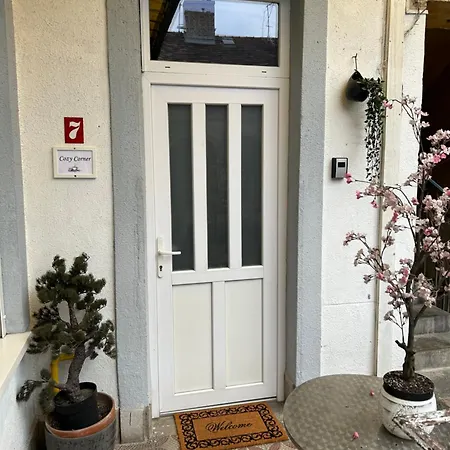 Cozy, 2 Bedrooms Next To New York Cafe Apartment *
