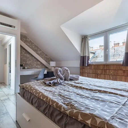 Apartment Cozy, 2 Bedrooms Next To New York Cafe Budapest