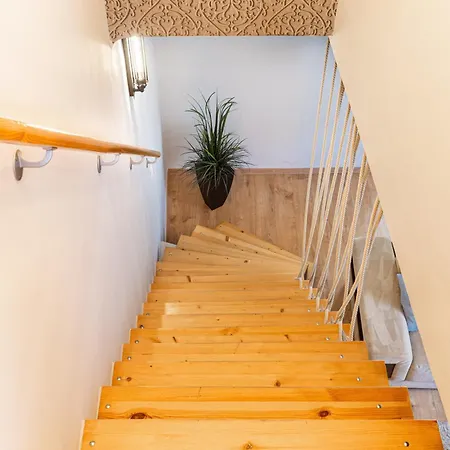Cozy, 2 Bedrooms Next To New York Cafe Apartment *