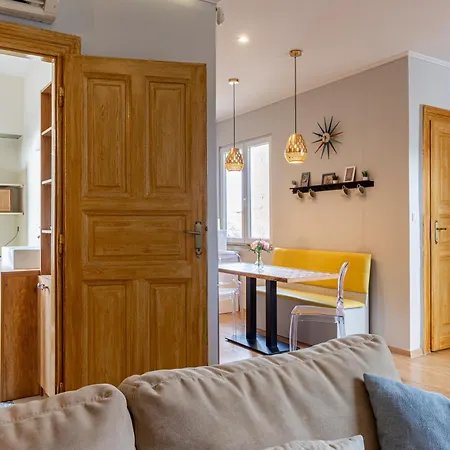 Cozy, 2 Bedrooms Next To New York Cafe *