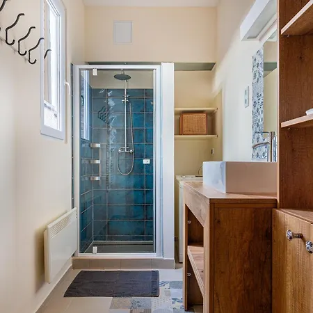 Cozy, 2 Bedrooms Next To New York Cafe