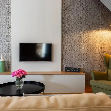 Cozy, 2 Bedrooms Next To New York Cafe Apartment