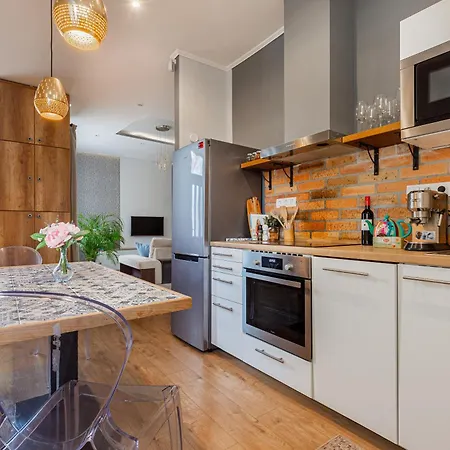 Cozy, 2 Bedrooms Next To New York Cafe Apartment *