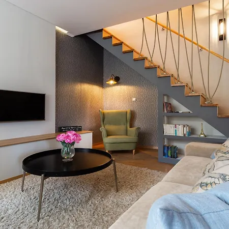 Cozy, 2 Bedrooms Next To New York Cafe Apartment