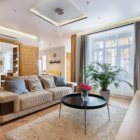 Cozy, 2 Bedrooms Next To New York Cafe Apartment