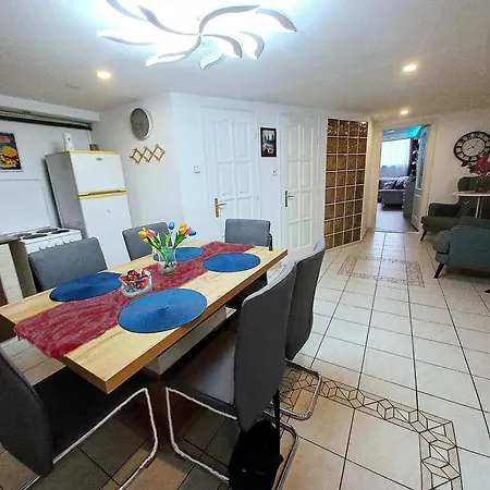 Downtown Acacia Str Apartment