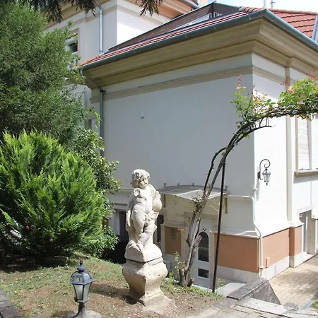 Nestled Romance, Buda's Hilltop Heaven * Budapeste