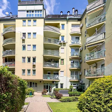 Free Parking - - Comfy Apartment